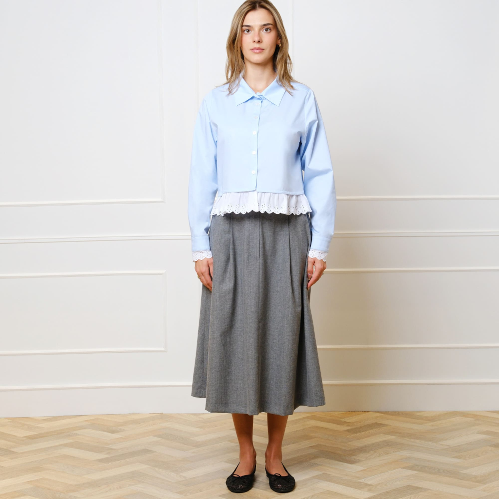Kurze Bluse mit Lochspitze in Hellblau und Weiß
